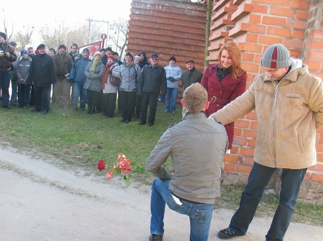 Dominik Jeton oświadczył się Dagmarze Tylczyńskiej przed uczestnikami akcji. Niestety, tylko odgrywał scenkę.