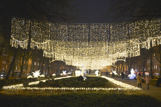 Wzorem lat ubiegłych przy ulicy Sienkiewicza w Słupsku z okazji Mikołajek odpalone zostały świąteczne iluminacje. Zapraszamy do galerii zdjęć.