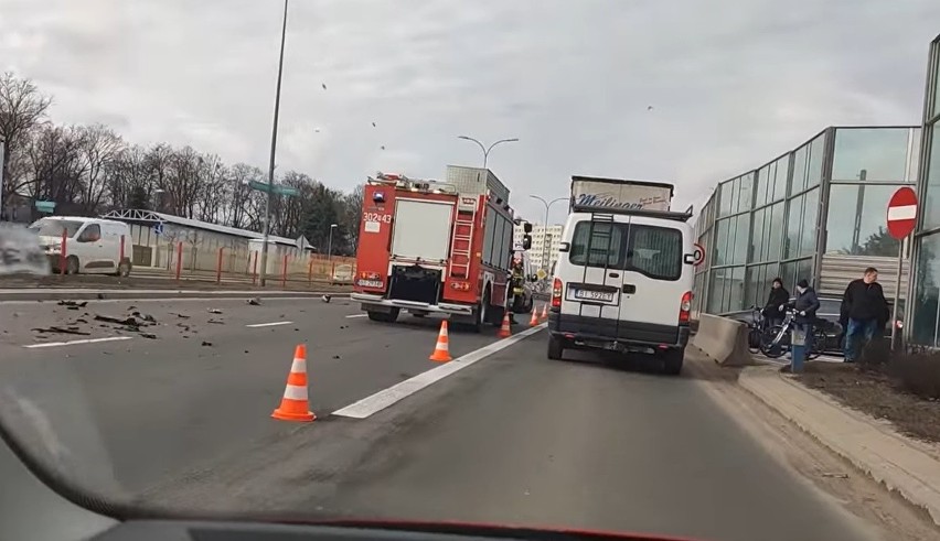 Białystok. Zderzenie dwóch aut marki Kia. Jedna osoba w szpitalu