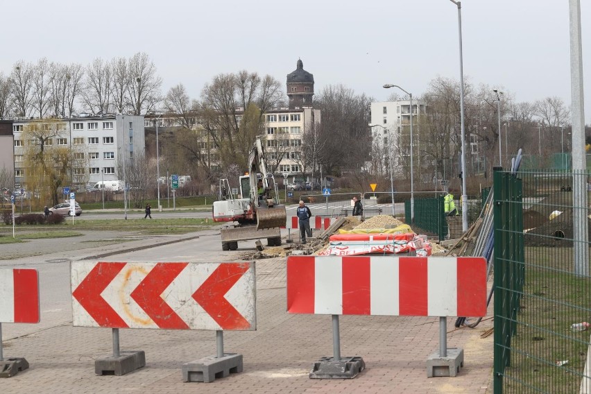 11.04.2023. Budowa boiska ze sztuczną nawierzchnią i...