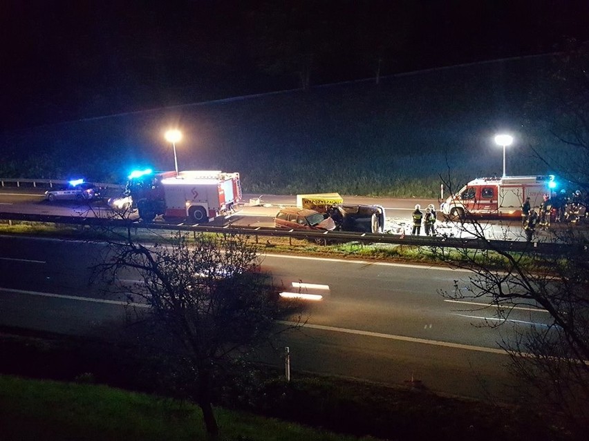Modlniczka - Balice. Groźny wypadek przy wjeździe na A4. Samochód uderzył w bariery