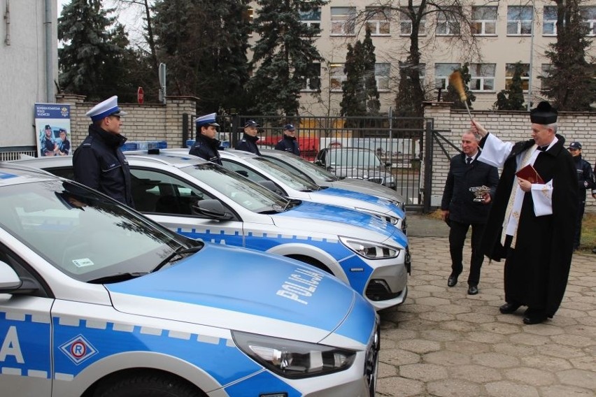 Cztery nowe radiowozy dla Komendy Powiatowej Policji w Łowiczu [ZDJĘCIA]