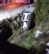 Wypadek w Czubrowicach. Samochód osobowy wypadł z drogi i wpadł do rzeki