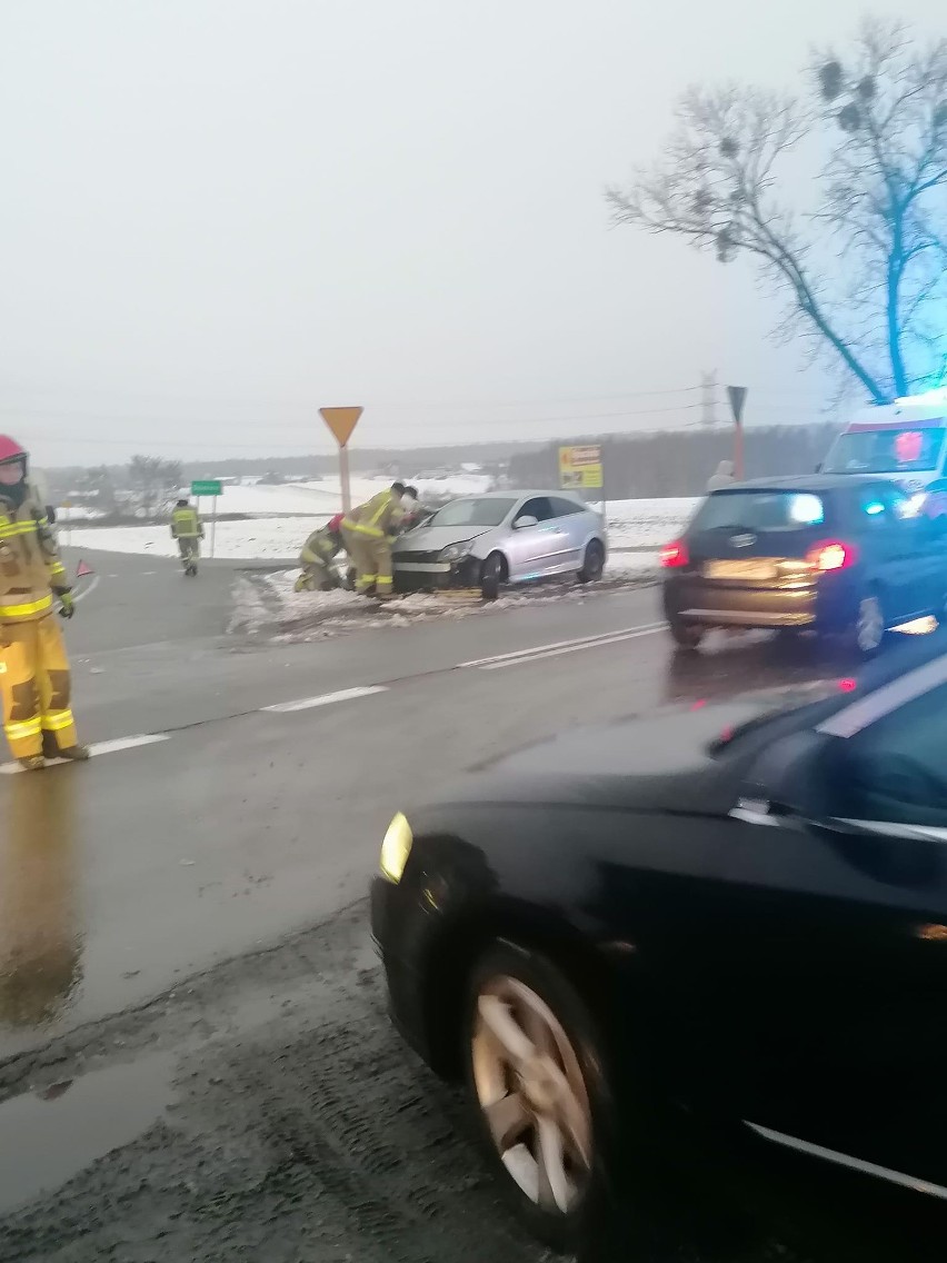 Wypadek w Nowej Wsi w gminie Lyski. Do małego dziecka wezwano pogotowie. Na skrzyżowaniu zderzyły się trzy samochody osobowe 