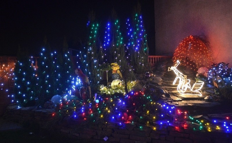 Świąteczna iluminacja domu na Rokiciu. Jak z bajki o Bożym Narodzeniu! [ZDJĘCIA, FILM]