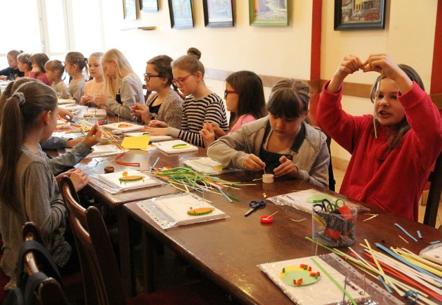 Dzieci poznały między innymi technikę quillingu - z kolorowych pasków papieru wykonały piękne kartki świąteczne.