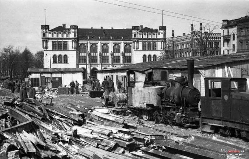 Archiwalne zdjęcie hali i placu Wolności zaraz po II wojnie