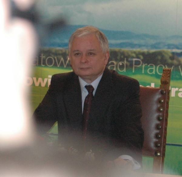 Śp. Prezydent Lech Kaczyński podczas konferencji w nyskim muzeum.