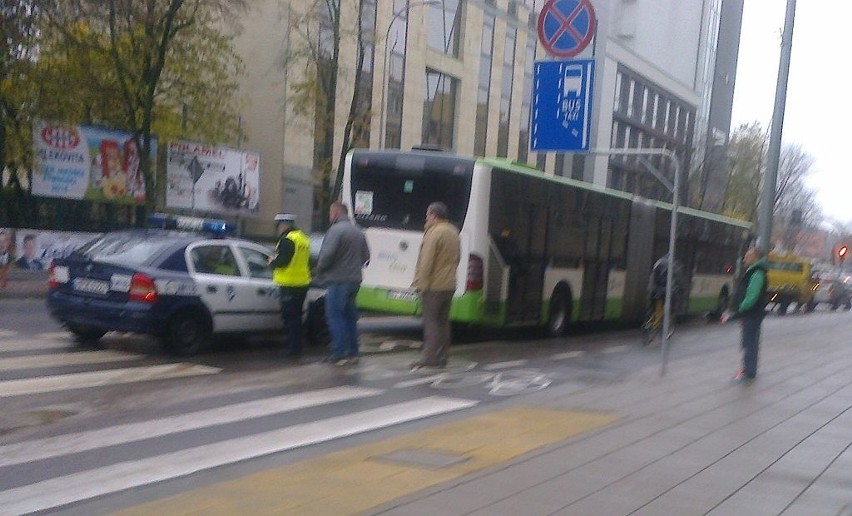 Ul. Sienkiewicza. Zderzenie autobusu KPK z mercedesem (zdjęcia)