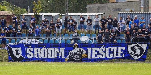 Kibice Zawiszy Bydgoszcz licznie przybyli na stadion w Potulicach, by dopingować swoim ulubieńców w sobotnim ligowym pojedynku z Iskrą Zamość-Rynarzewo.Info z Polski - przegląd najciekawszych informacji ostatnich dni w kraju