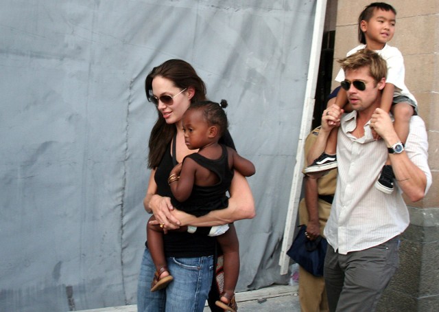 Angelina Jolie oraz Brad Pitt wraz ze swoimi dziećmi córeczką Zaharą oraz synem Maddoxem w Indiach 12 listopada 2006 roku.