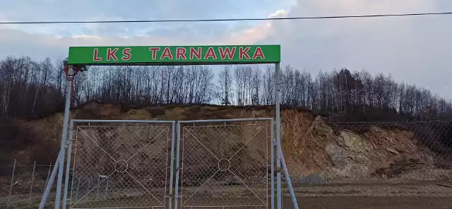 LKS Tarnawka wycofał się z rozgrywek klasy A2 Rzeszów-Łańcut. Ten klub z gminy Markowa miał ciekawie położone boisko (jesienią jednak drużyna z Tarnawki grała w Markowej). Zobaczcie na zdjęciach obiekt Tarnawki. 