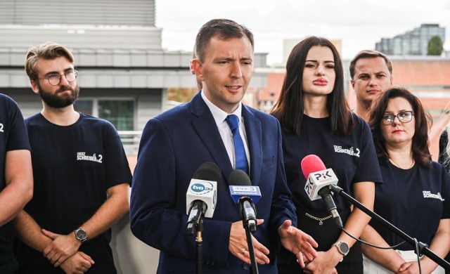 Łukasz Schreiber, obecnie szef Komitetu Stałego Rady Ministrów i poseł PiS z Bydgoszczy, spotkał się z dziennikarzami, by poinformować o swojej aktywności związanej z wyborami.