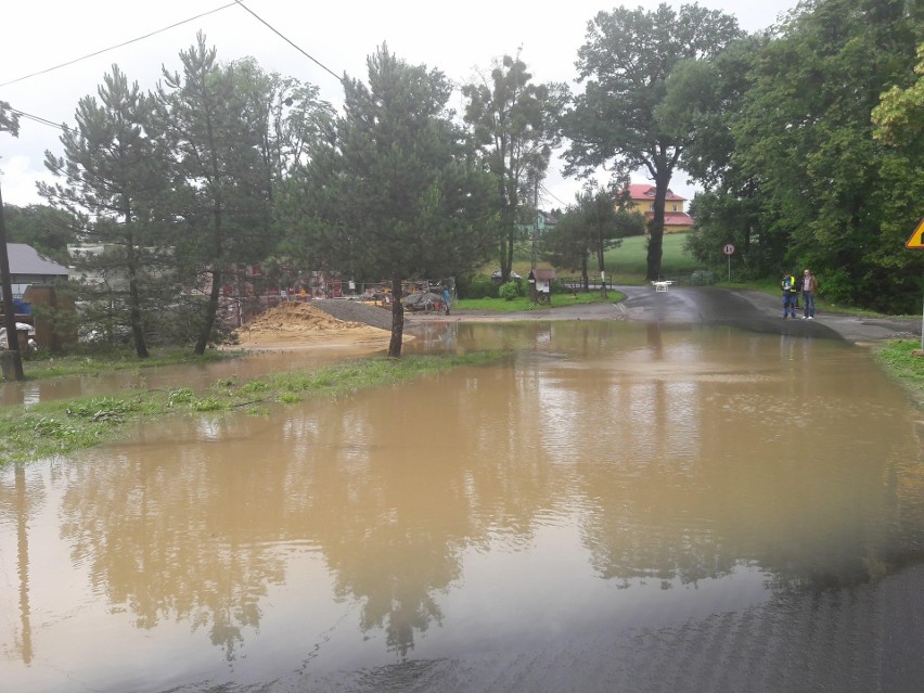Gwałtowne opady i podtopienia w Hażlachu i w Cieszynie. Duże straty i nieprzejezdne drogi ZDJĘCIA