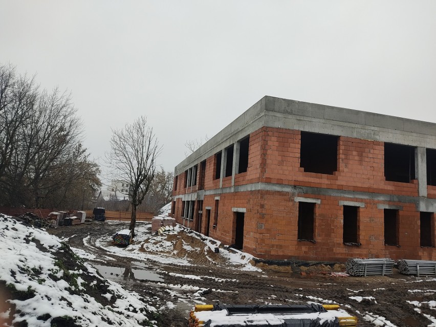 Budowa szkoły i przedszkola w Ostrowi Mazowieckiej. Jak idą prace? Czy inwestycja zostanie zrealizowana w terminie?