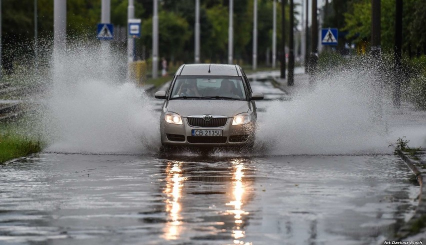 Ulewa w Bydgoszczy. Woda zalała centrum handlowe Rondo, podtopione zostały także inne ulice [zdjęcia]