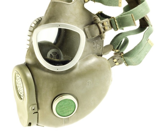 Twarze modeli na pokazie Philippa Pleina maskowały kominiarki lub maski gazowe.