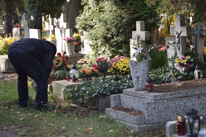 Dziś tłoczno na cmentarzach na Osobowicach i przy ul...