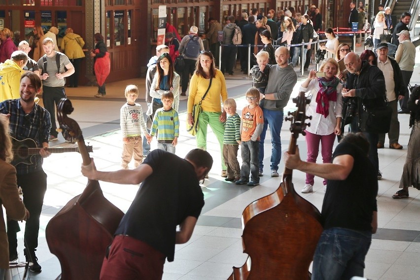 Kontrabasowy Flash Mob na Dworcu Głównym 