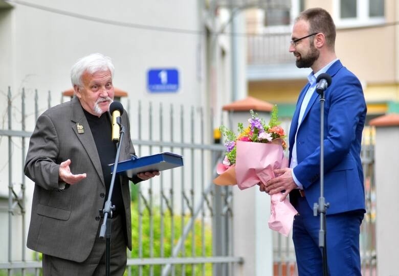 Pamiątkowy grawer wraz z kwiatami wręczył prezesowi w...