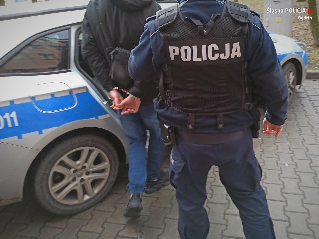 Poszukiwany przez wymiar sprawiedliwości mężczyzna został zatrzymany w Sławkowie. Miał narkotyki Zobacz kolejne zdjęcia/plansze. Przesuwaj zdjęcia w prawo naciśnij strzałkę lub przycisk NASTĘPNE