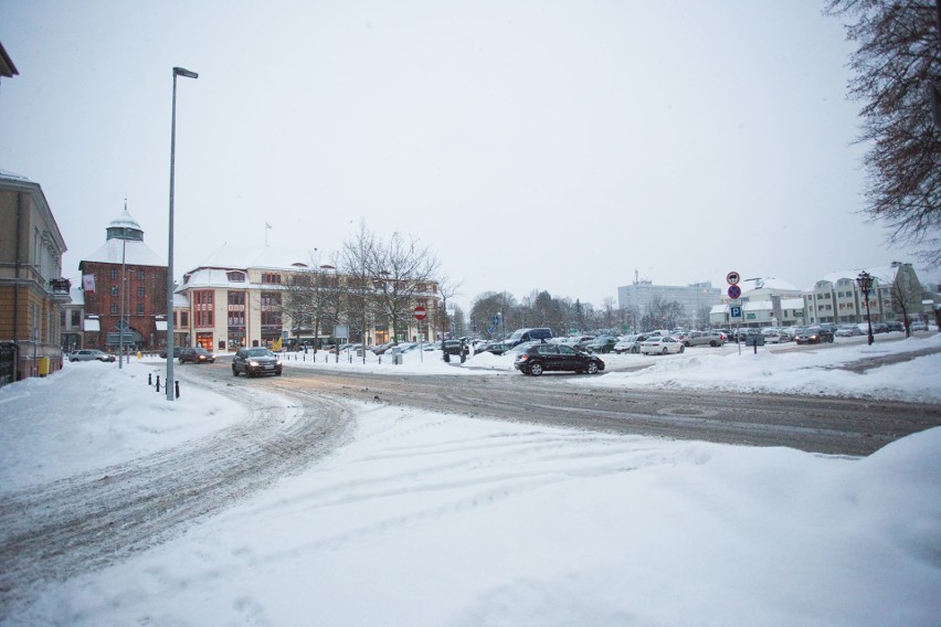 Intensywne opady śniegu. Trudne warunki na drogach w Słupsku