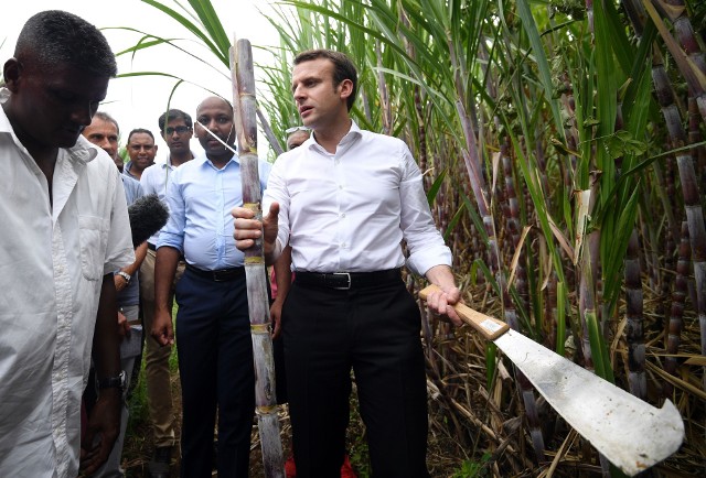 Emmanuel Macron w czasie wizyty na wyspie Reunion