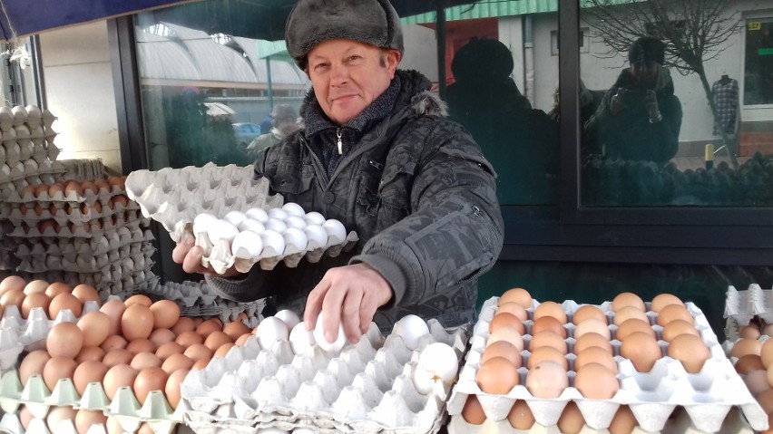 Do stoisk z jajkami na łódzkich targowiskach i osiedlowych...