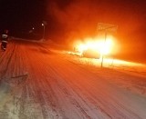 Strażacy gasili mercedesa płonącego przy drodze w Zaorzu (gmina Goworowo). Kierowca uciekł. 14.02.2021. Zdjęcia