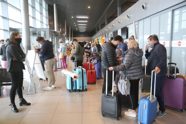 Lotnisko może być bardzo stresujące. Powstał nowy ranking najbardziej stresujących lotnisk na świecie, w Europie i w Polsce. Jak na tle innych portów lotniczych wypadają polskie lotniska? Które lotnisko zostało uznane za najbardziej działające na nerwy w całej Europie? Czy podróżnym grozi stres na lotniskach w popularnych kierunkach wakacyjnych, jak Egipt czy Turcja? Przedstawiamy wyniki rankingu najbardziej stresujących lotnisk.Na zdjęciu: podróżni czekają na opóźniony samolot na katowickim lotnisku w Pyrzowicach.