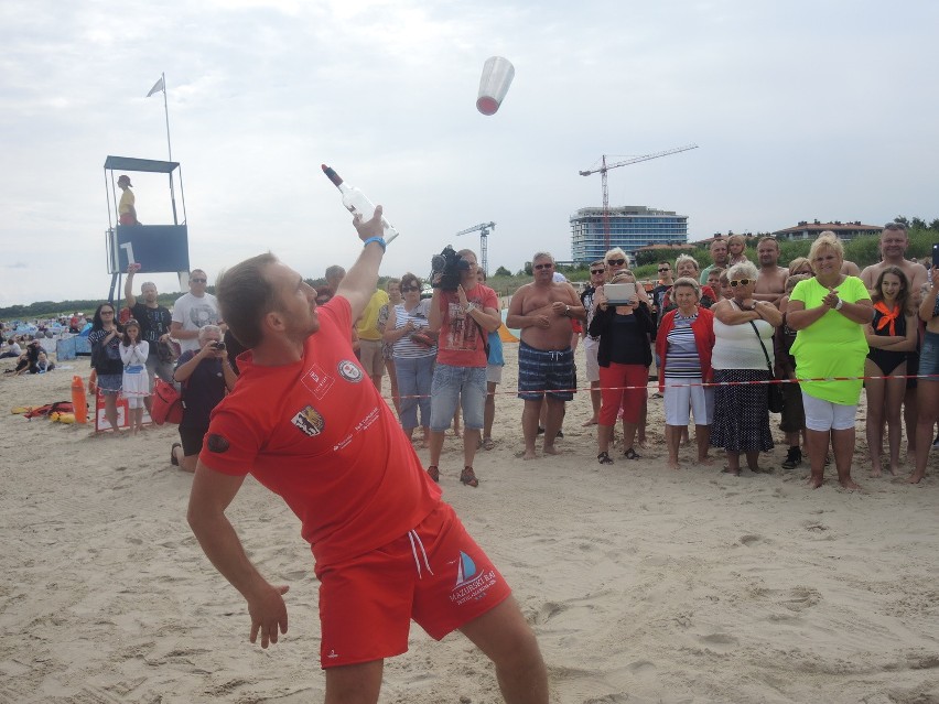 Mistrz Polski w żonglerce barowej rozpoczął w Świnoujściu bicie rekordu Guinnessa 