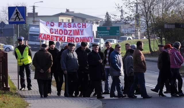 Mieszkańcy Mąkowarska blokująMieszkańcy Mąkowarska blokują drogę kraj.w proteście po zabraniu im karetki pog.