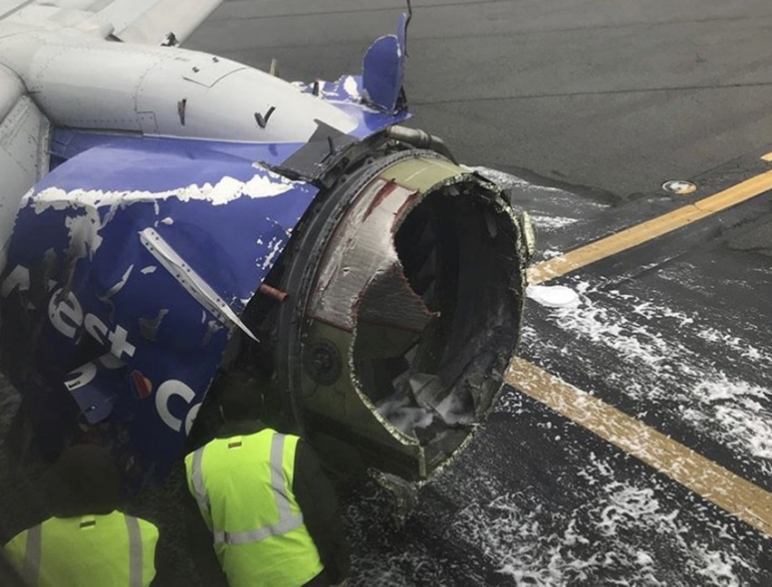 USA: Horror nad Filadelfią. Po eksplozji silnika, o mało nie wyssało kobiety z samolotu linii Southwest Airlines [ZDJĘCIA] [WIDEO]