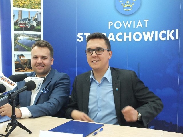 Marek Materek, prezydent Starachowic (z lewej) zagłosuje na Adama Jarubasa