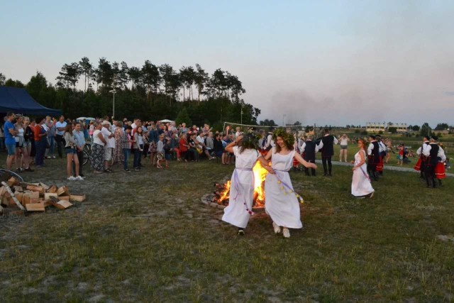 Jak na Noc Świętojańską przystało nie mogło zabraknąć tradycyjnego puszczania wianków, którym towarzyszyło palenie pochodni.