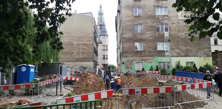 Ulica Staromiejska  w Szczecinie rozkopana. Trwa remont, ale do kładki dojdziemy  