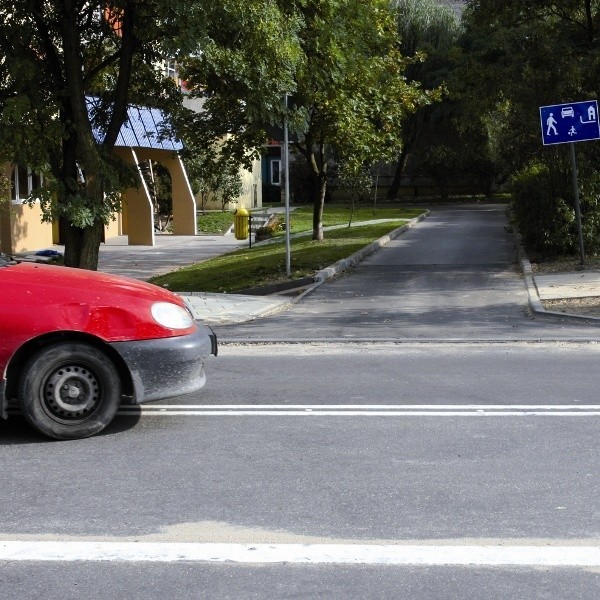 Kiedy wjeżdżają na parking, przekraczają namalowane dwa ciągłe pasy, co jest wykroczeniem drogowym. 