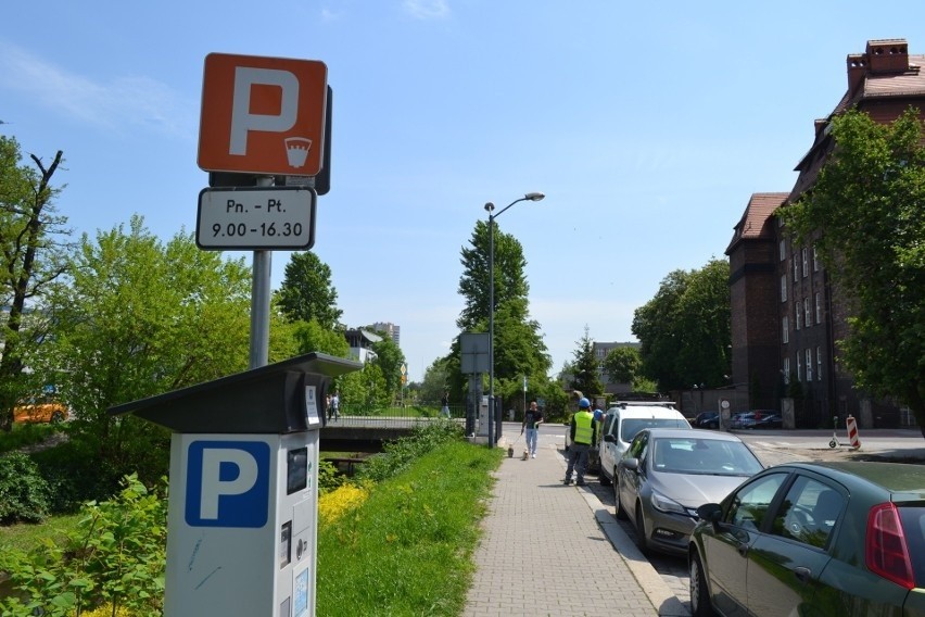 Katowice: w grudniu zmiany w zasadach parkowania. Dwie strefy i abonamenty dla mieszkańców. Jak złożyć wniosek o kartę?