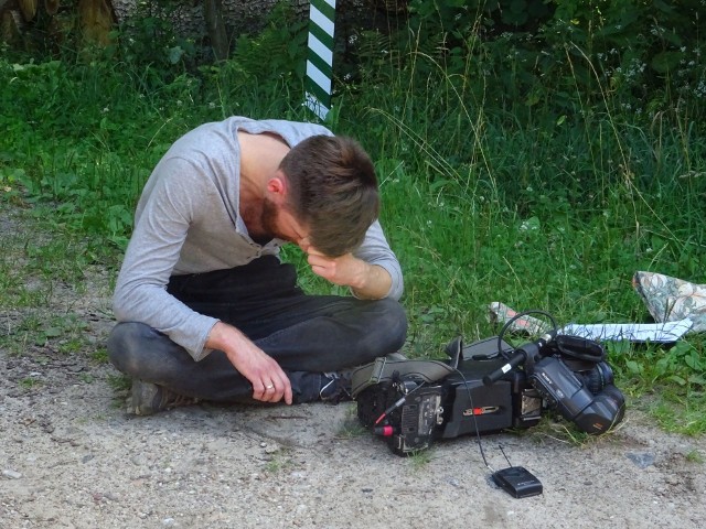 Prokurator tłumaczy, że mężczyźni uderzyli w głowę operatora Polsatu, a następnie zabrali mu kamerę