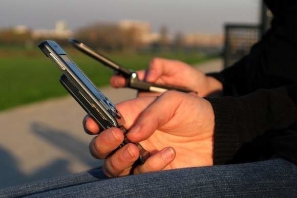 Oszuści liczą, że użytkownicy telefonów komórkowych będą oddzwaniać korzystając z drogich połączeń międzynarodowych.