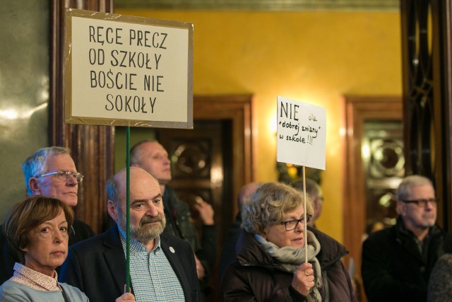 Rodzice z Krakowa protestowali przeciwko reformie edukacji podczas sesji Rady Miasta