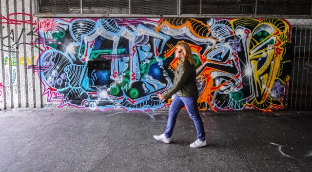 Pierwsze prace legalnego graffiti ożywiły już dotąd ponure ściany tunelu przy ul. Kruszwickiej w Bydgoszczy. To pierwsze miejsce, w którym bydgoscy streetartowcy mogą tworzyć, nie pytając nikogo o zgodę, oczywiści pod warunkiem, że prace będzie spełniać podstawowe kryteria związane z prawem i estetyką