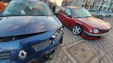 Wypadek dwóch aut na Szczepinie. Dwie osoby ranne, kierowca toyoty wjechał na czerwonym (ZDJĘCIA)