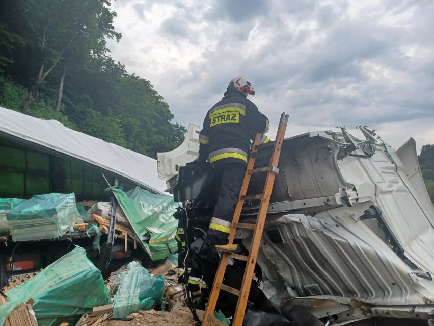 Wypadek w Lipowicy na DK 19. Zderzyły się ze sobą dwa samochody ciężarowe. Droga jest zablokowana