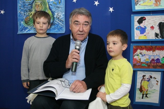 Włodzimierz  Rezner z wnukami Antosiem i Stasiem wziął udział w projekcie  w kieleckim przedszkolu.