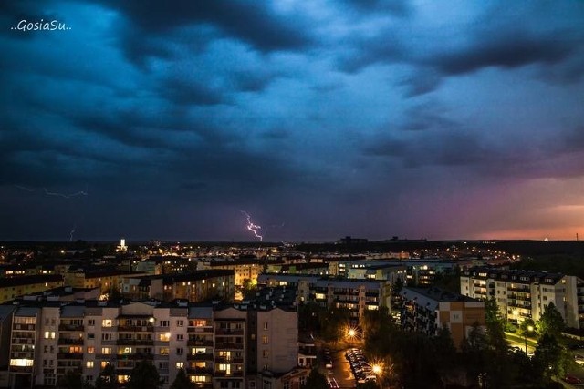 Wielka chmura nadciągnęła nad miasto w niedzielę, 29 kwietnia. Grzmiało, błyskało, spadł intensywny deszcz