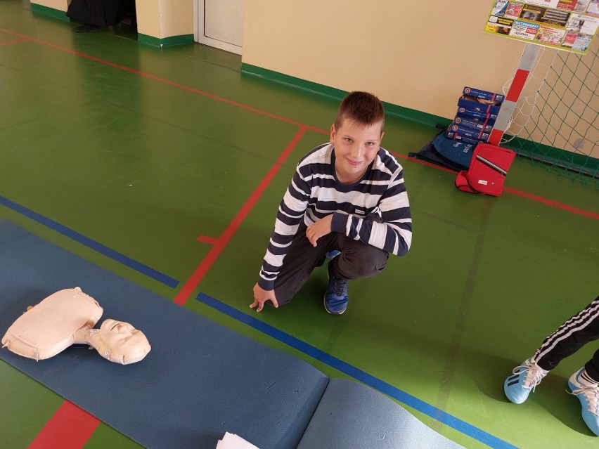 W szkołach powiatu koneckiego ratownik medyczny Marcin Pytlos pokazywał i uczył jak ratować zdrowie i życie 