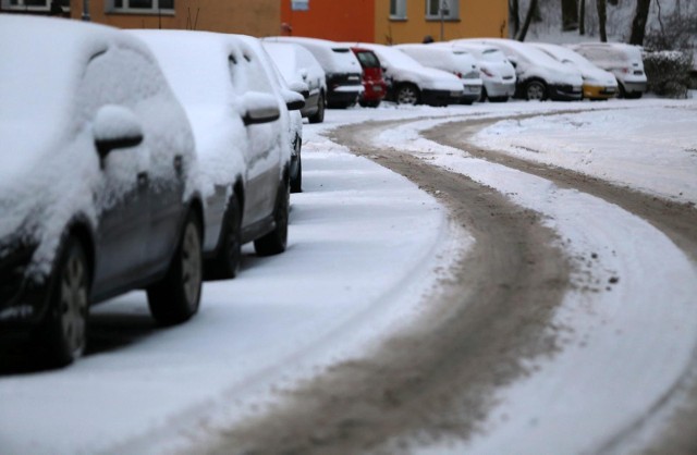 Generalna Dyrekcja Dróg Krajowych i Autostrad poinformowała, że wszystkie drogi krajowe są przejezdne. Na sieci dróg krajowych pracuje 1494 pojazdów do zimowego utrzymania.