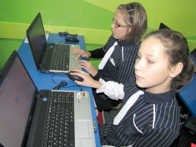 - Lubię pracować na komputerze, dlatego bardzo cieszę się, że również w szkole będę miała dostęp do sprzętu - mówi Klaudia Anuszkiewicz (od prawej), uczennica klasy IV b ze Szkoły Podstawowej nr 6 w Suwałkach.