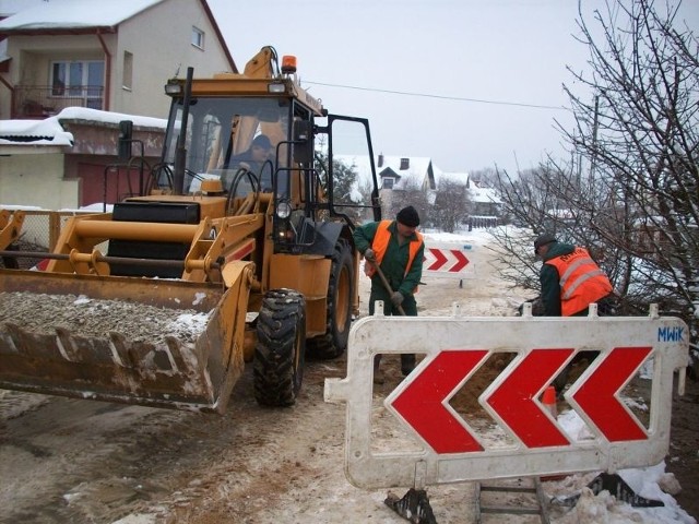 Kilku pracowników z ciężkim sprzętem usuwało wczoraj awarię sieci wodociągowej przy ulicy Wyspiańskiego w Ostrowcu.